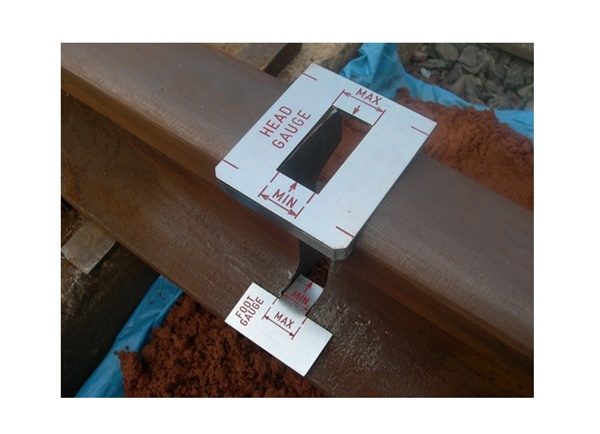 Both the head and foot gauge are engraved with lines which show both the minimum and maximum permissible gap widths